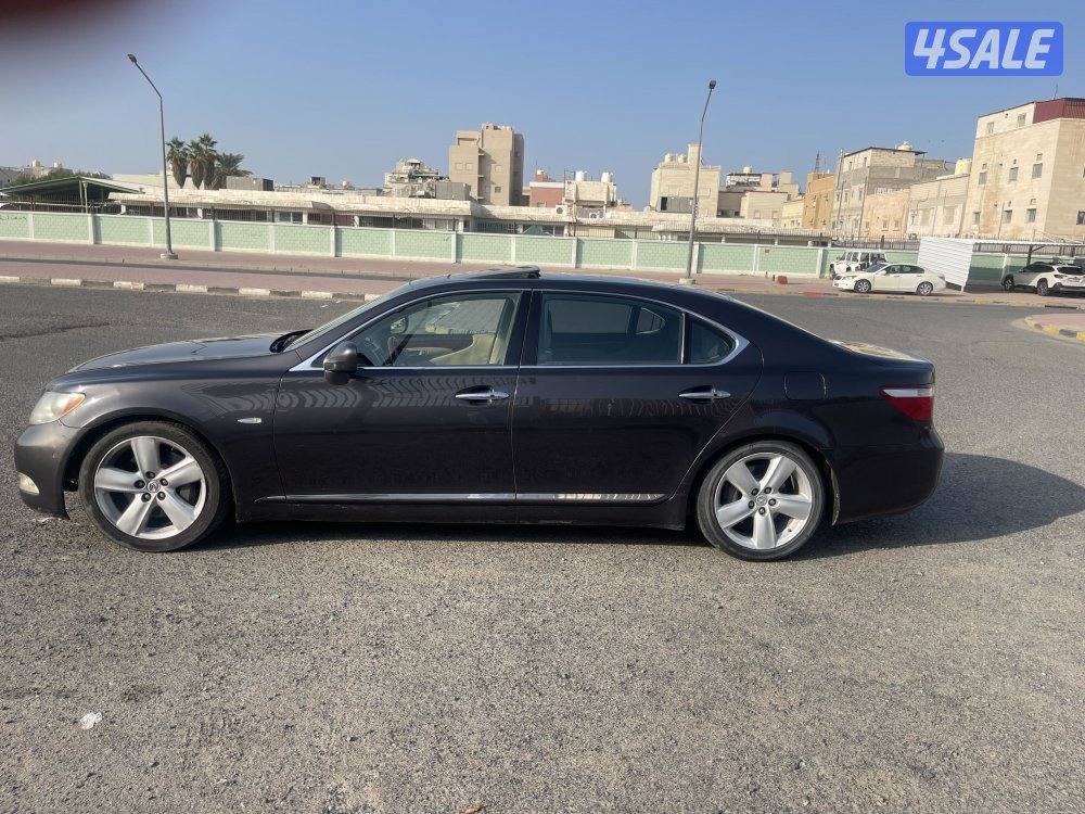 للبيع لكزسLS460 لارج موديل 2007 صبغ الوكالة معاد ثلا قطع للصامل بس0