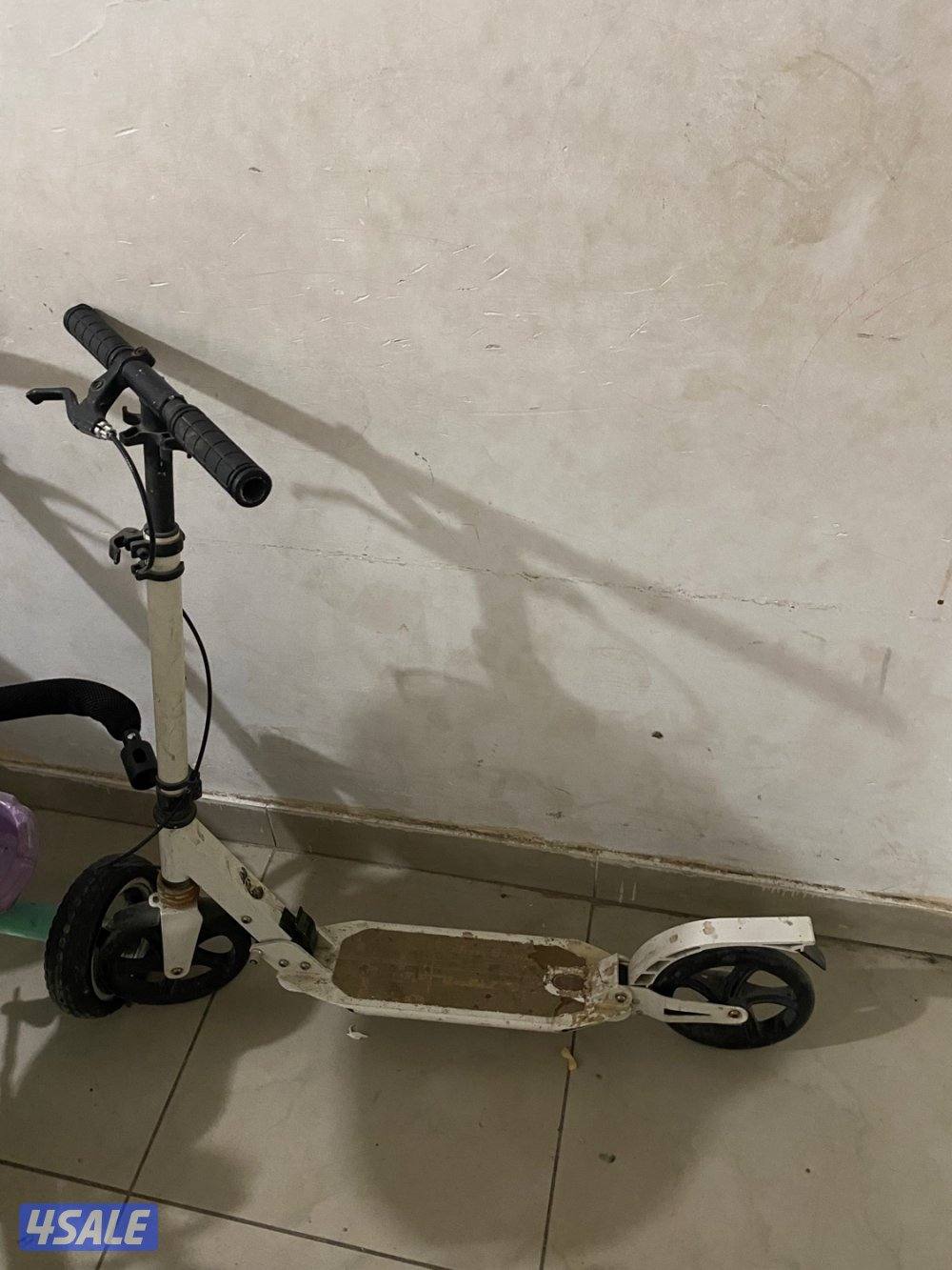 للبيع سكوتر مع عجله0