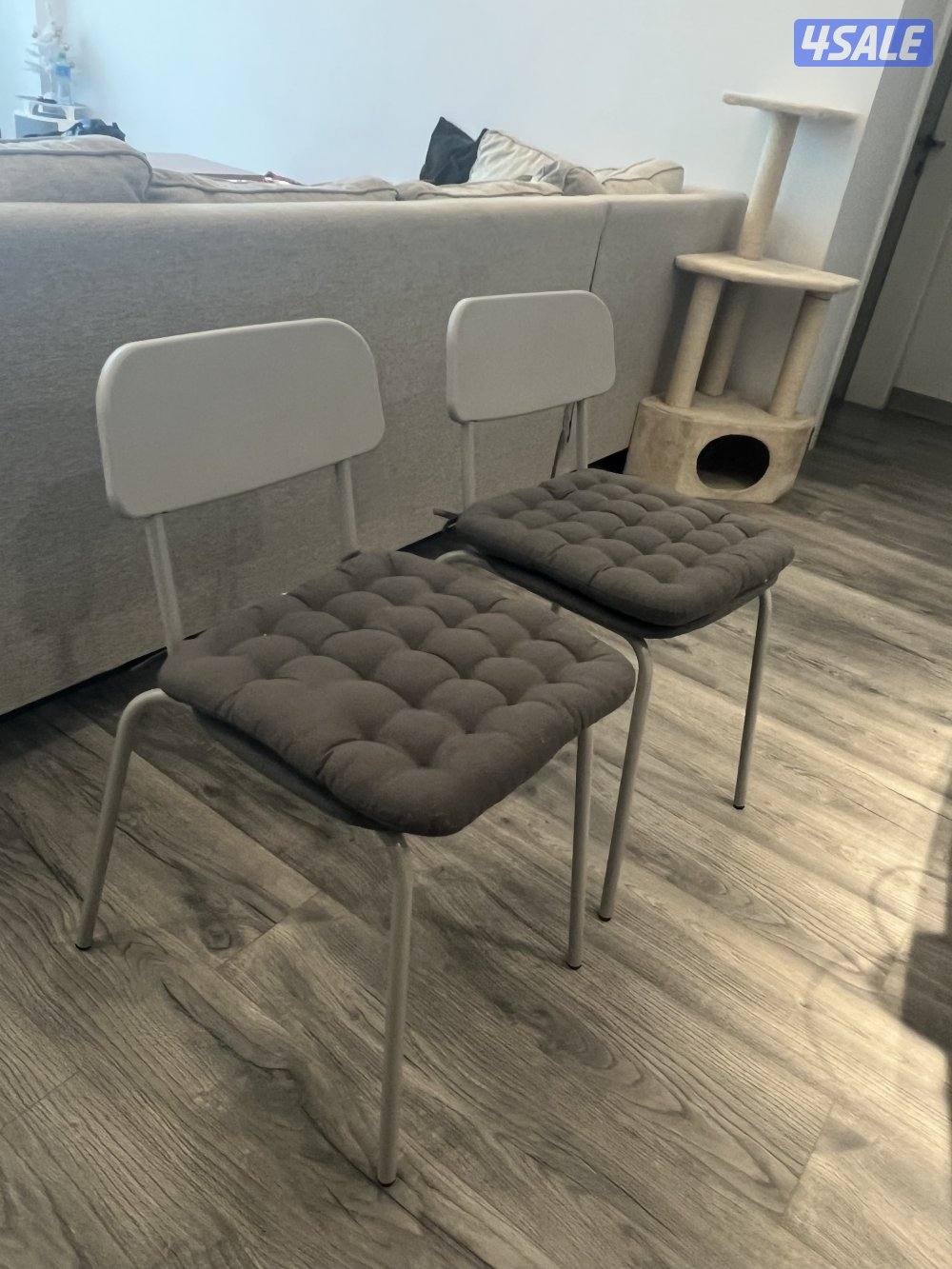 2 chairs with Cushions0