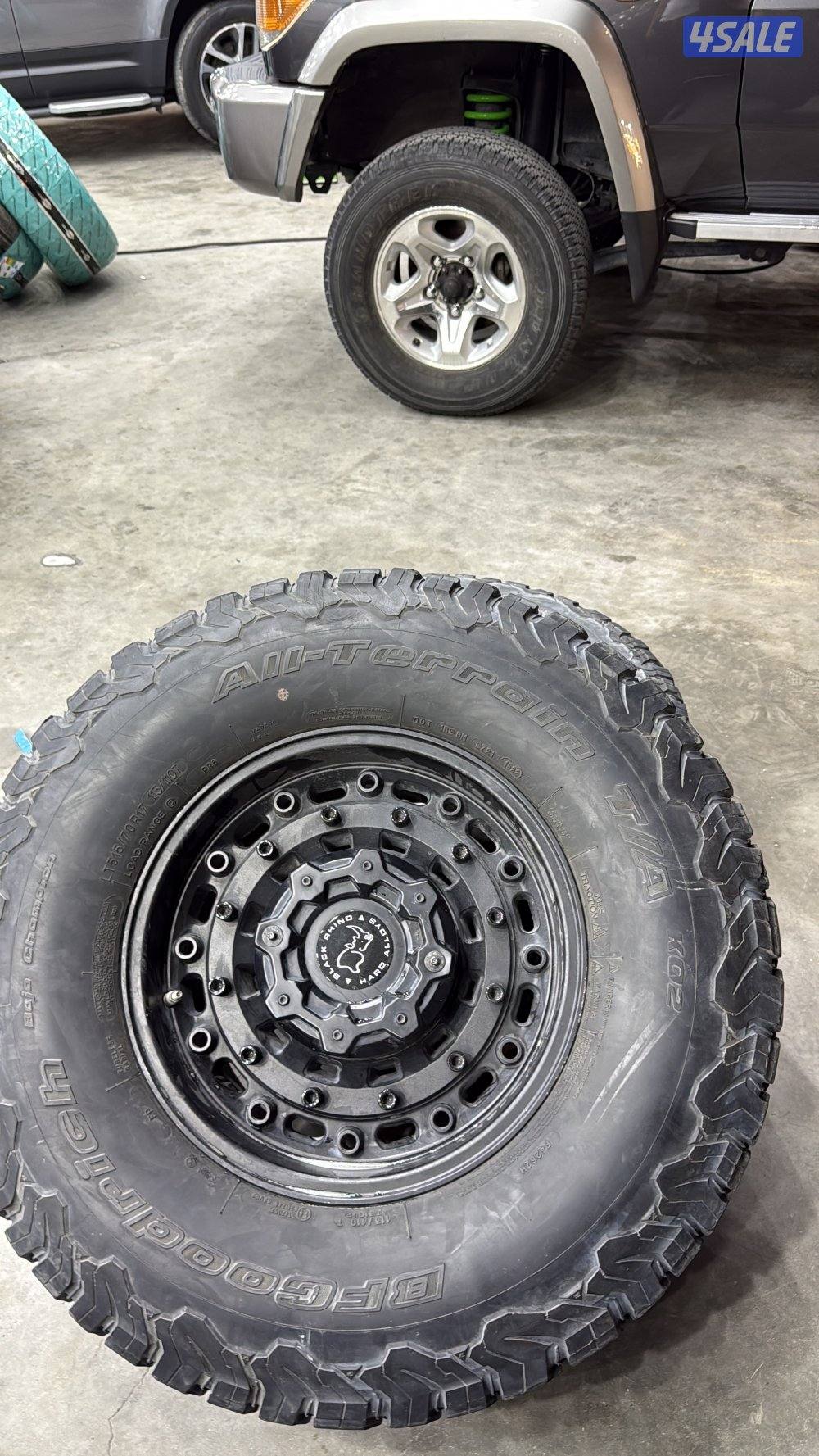 للبيع 4 رنقات بلاك راينو مع توايرهم0