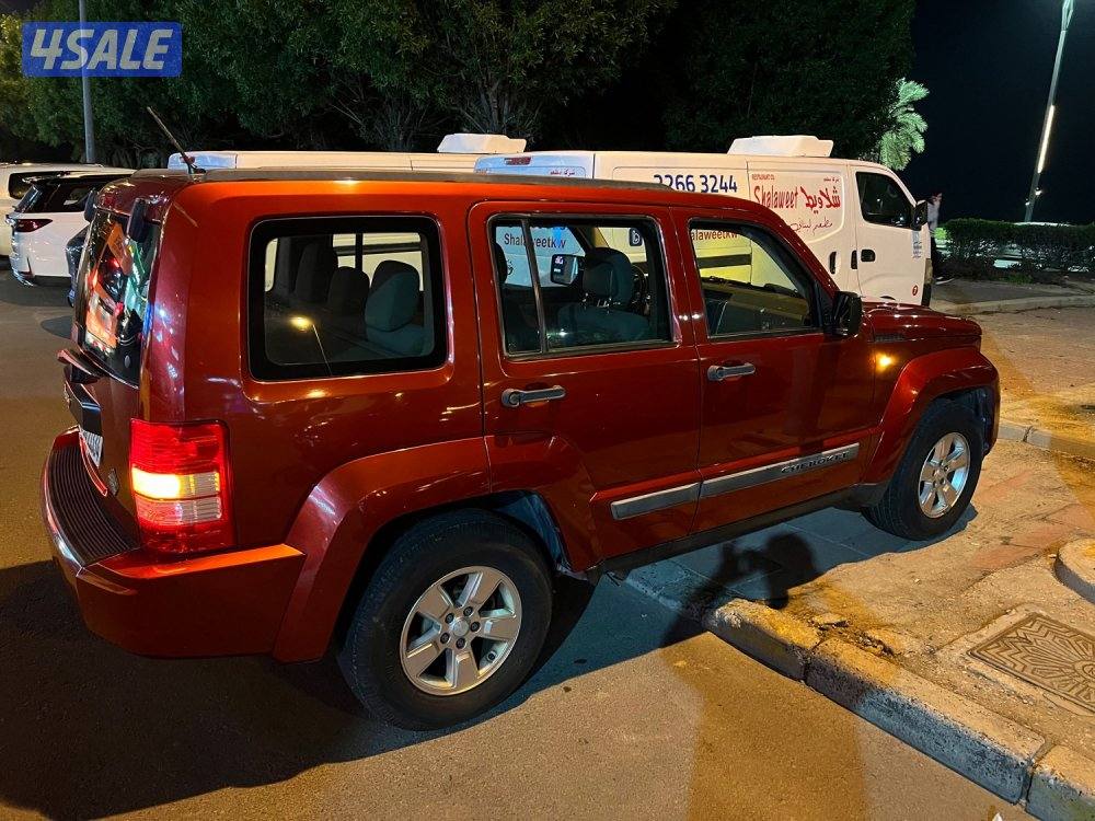 جيب شيروكي موديل ٢٠١٠ بحاله ممتازه1