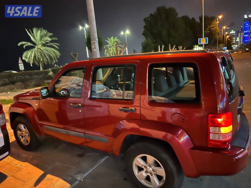 جيب شيروكي موديل ٢٠١٠ بحاله ممتازه3