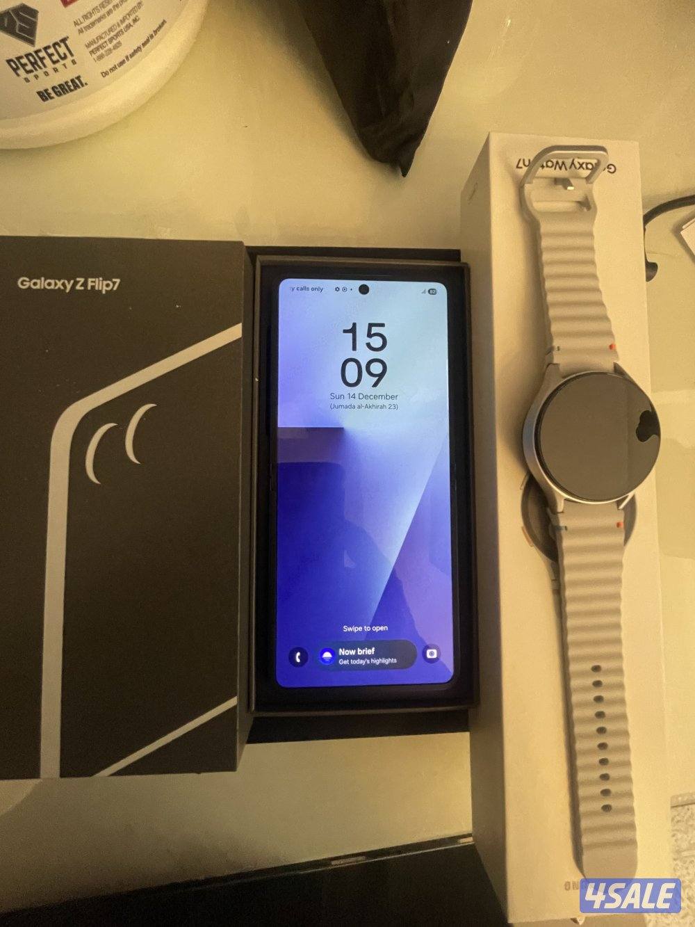 للبيع samsung flip 7 مع ساعة جالاكسي ٧0