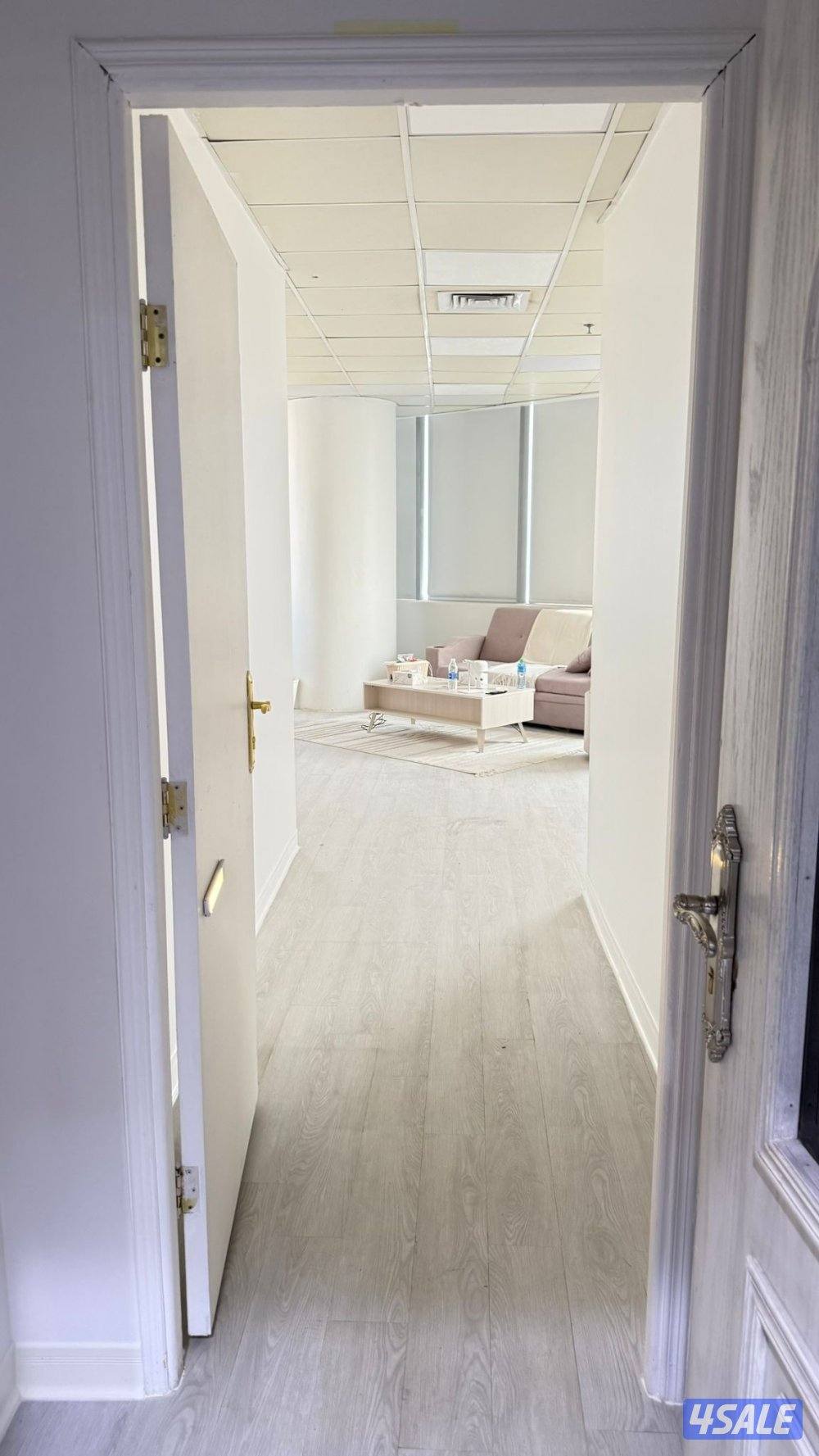 للبيع مكتب1