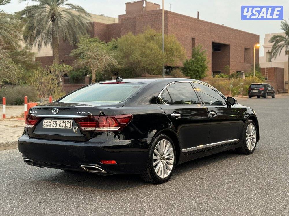 للبيع لكزس LS460 L عداد 152 الف فقط4