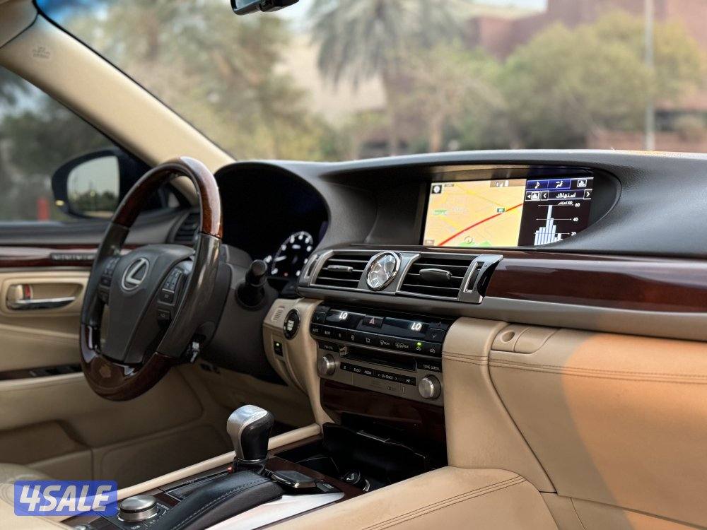 للبيع لكزس LS460 L عداد 152 الف فقط7