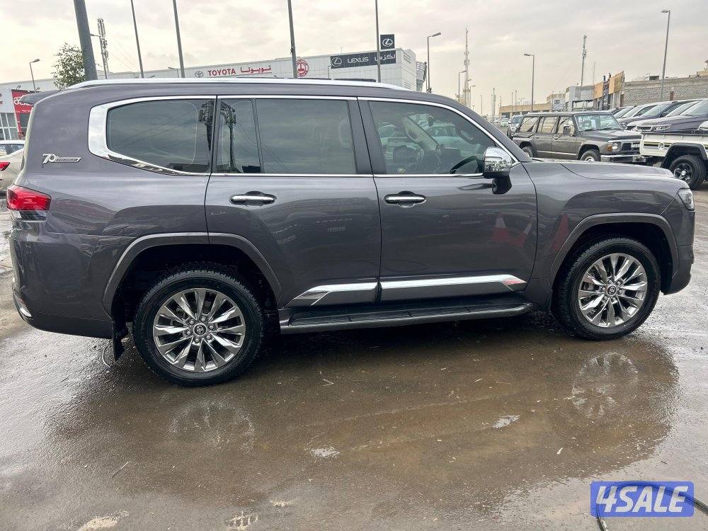 لاند كروزر GX.R AERO-V6
موديل 2022
ماشى 133.000 k.m
وارد الساير.2