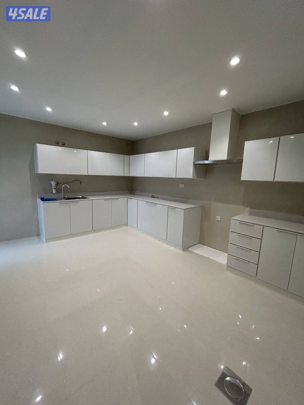 للإيجار في السلام دور وربع أول مع السطح0