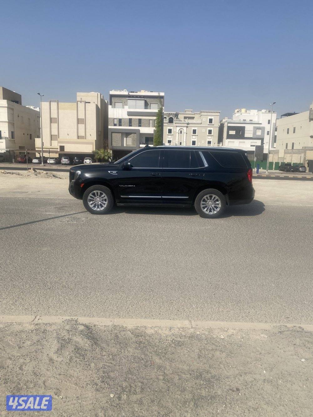 يوكن 2021 SLT اللون اسود داخلي مخمل رمادي مواصفات ثلاجه وفريزر0