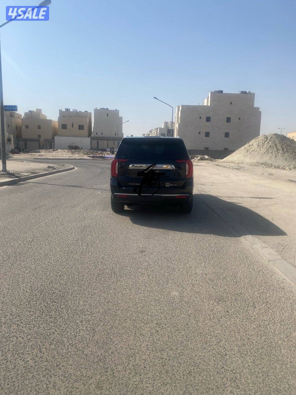 يوكن 2021 SLT اللون اسود داخلي مخمل رمادي مواصفات ثلاجه وفريزر1