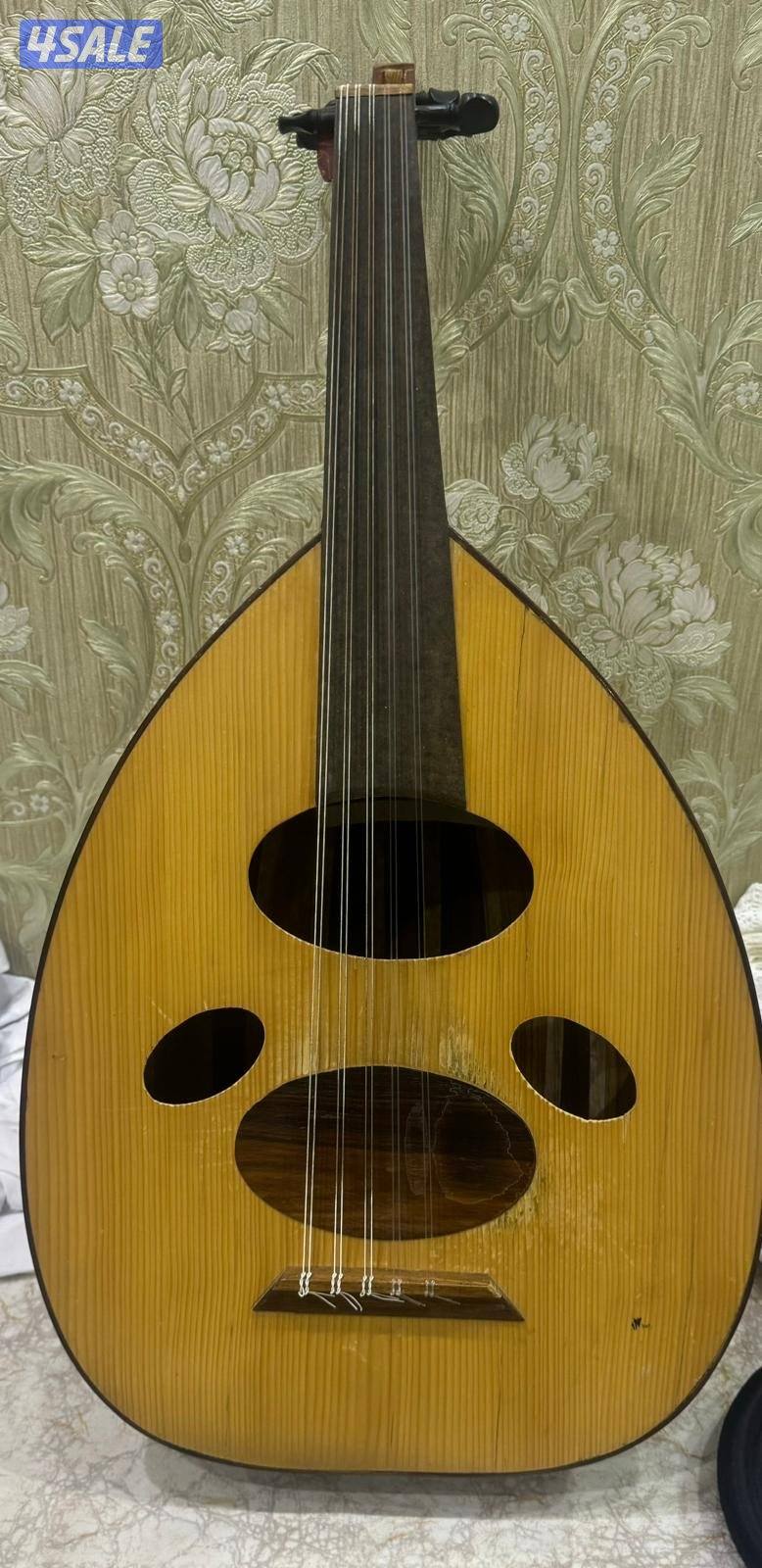 للبيع عود اكرم عجاج صناعه الفين و اثنعش عود شرقي ونغم جدا0