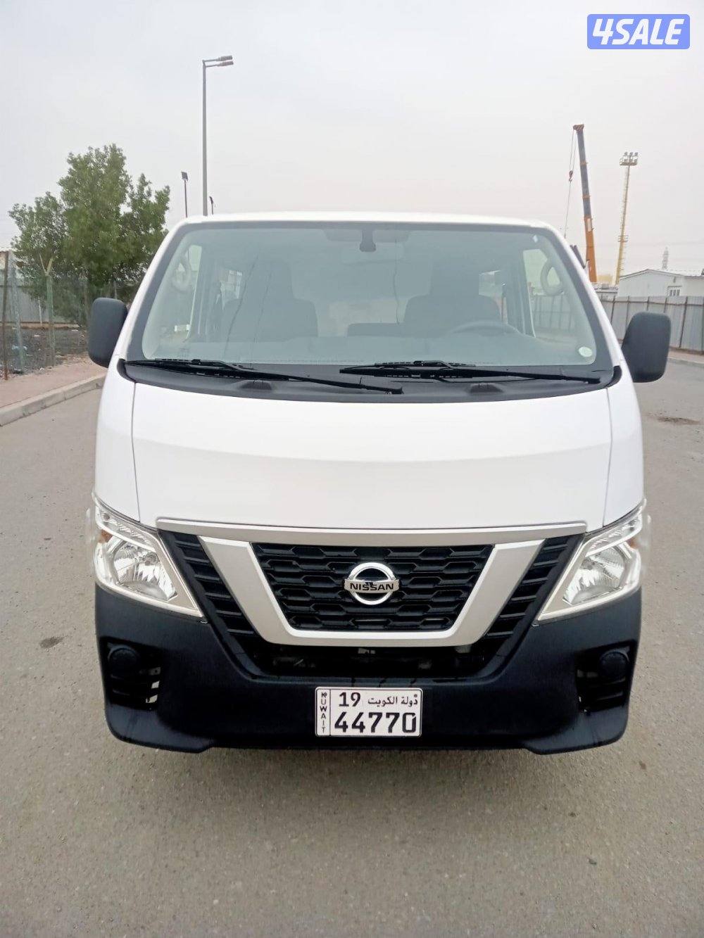 للبيع باص نيسان بوكس مقفل 20210