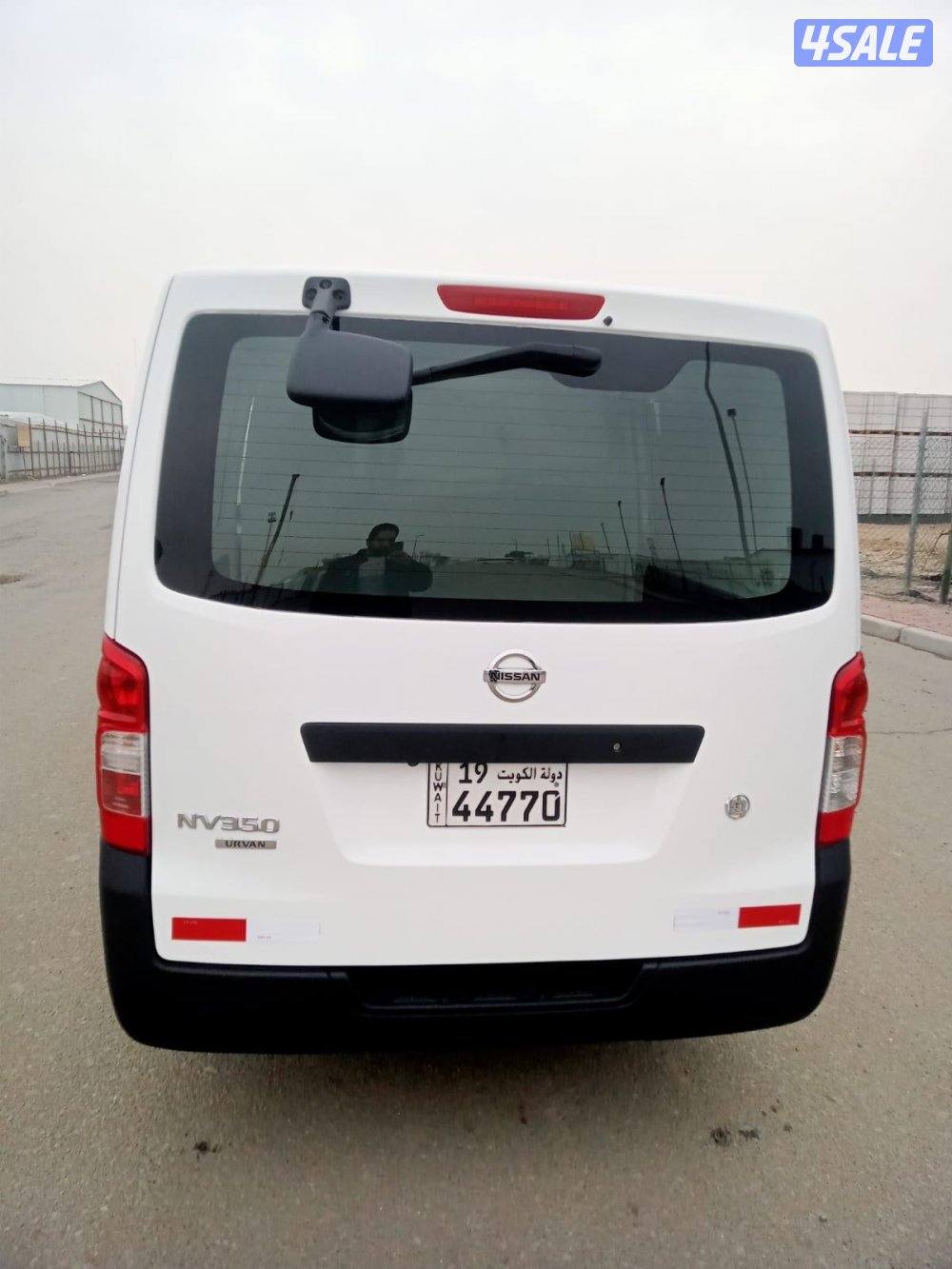 للبيع باص نيسان بوكس مقفل 20212