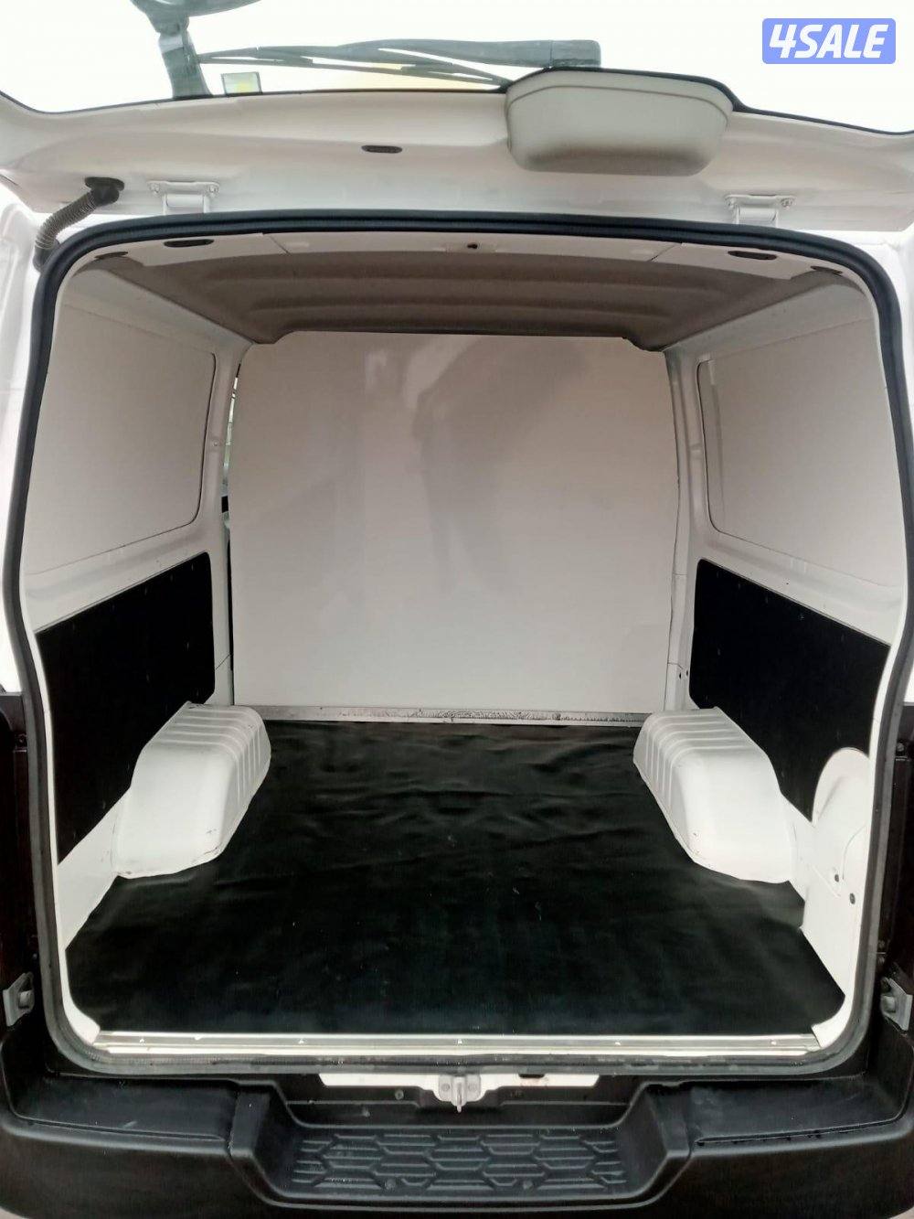 للبيع باص نيسان بوكس مقفل 20214