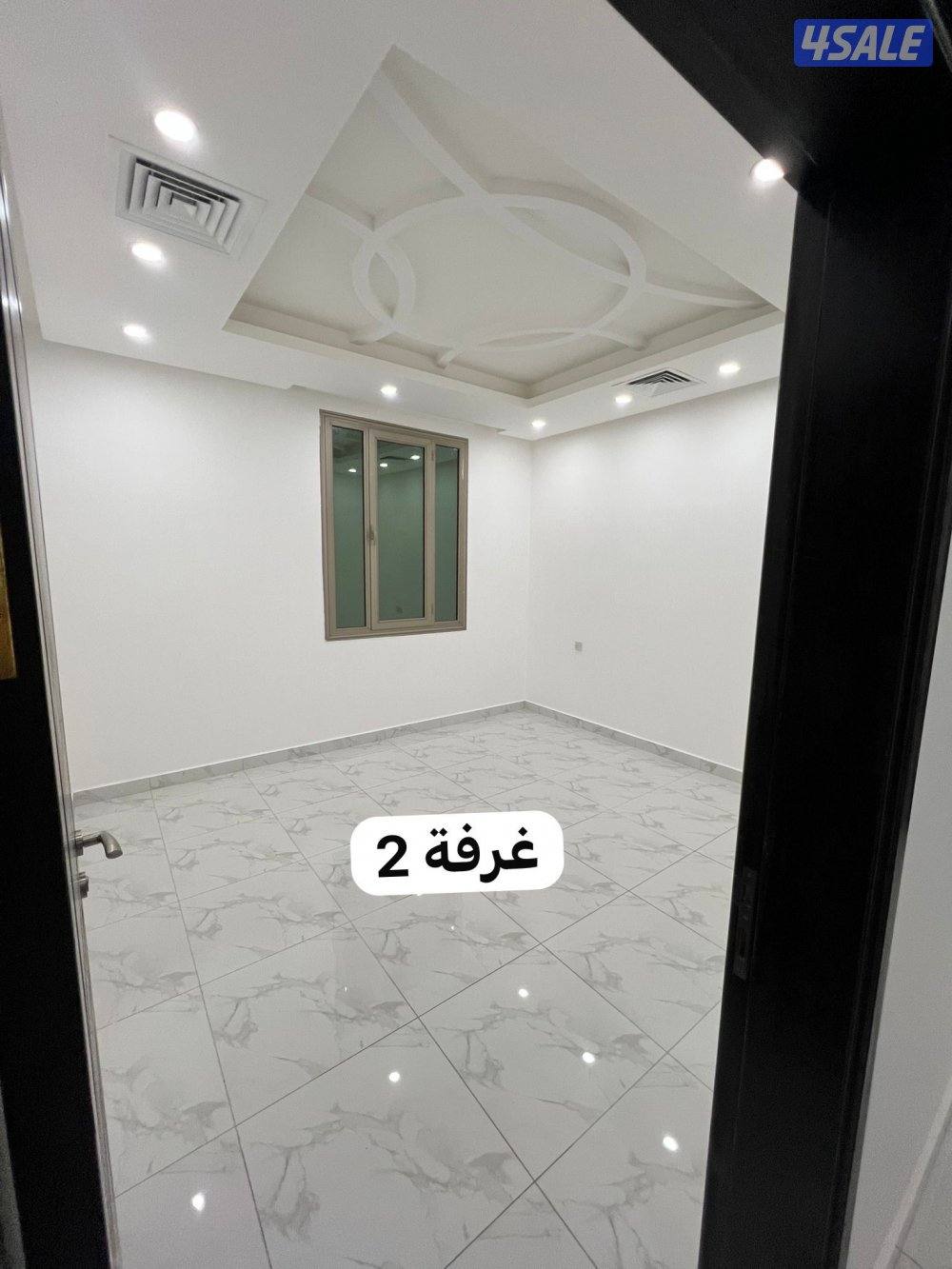 شقة ٣ غرف وحده ماستر وغرفة خدامـة ماستر وصاله ومطبخ من المالك معاريس3