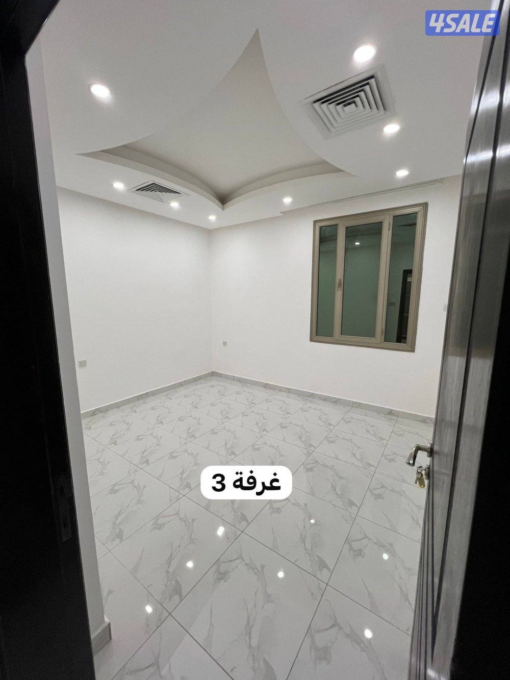 شقة ٣ غرف وحده ماستر وغرفة خدامـة ماستر وصاله ومطبخ من المالك معاريس4