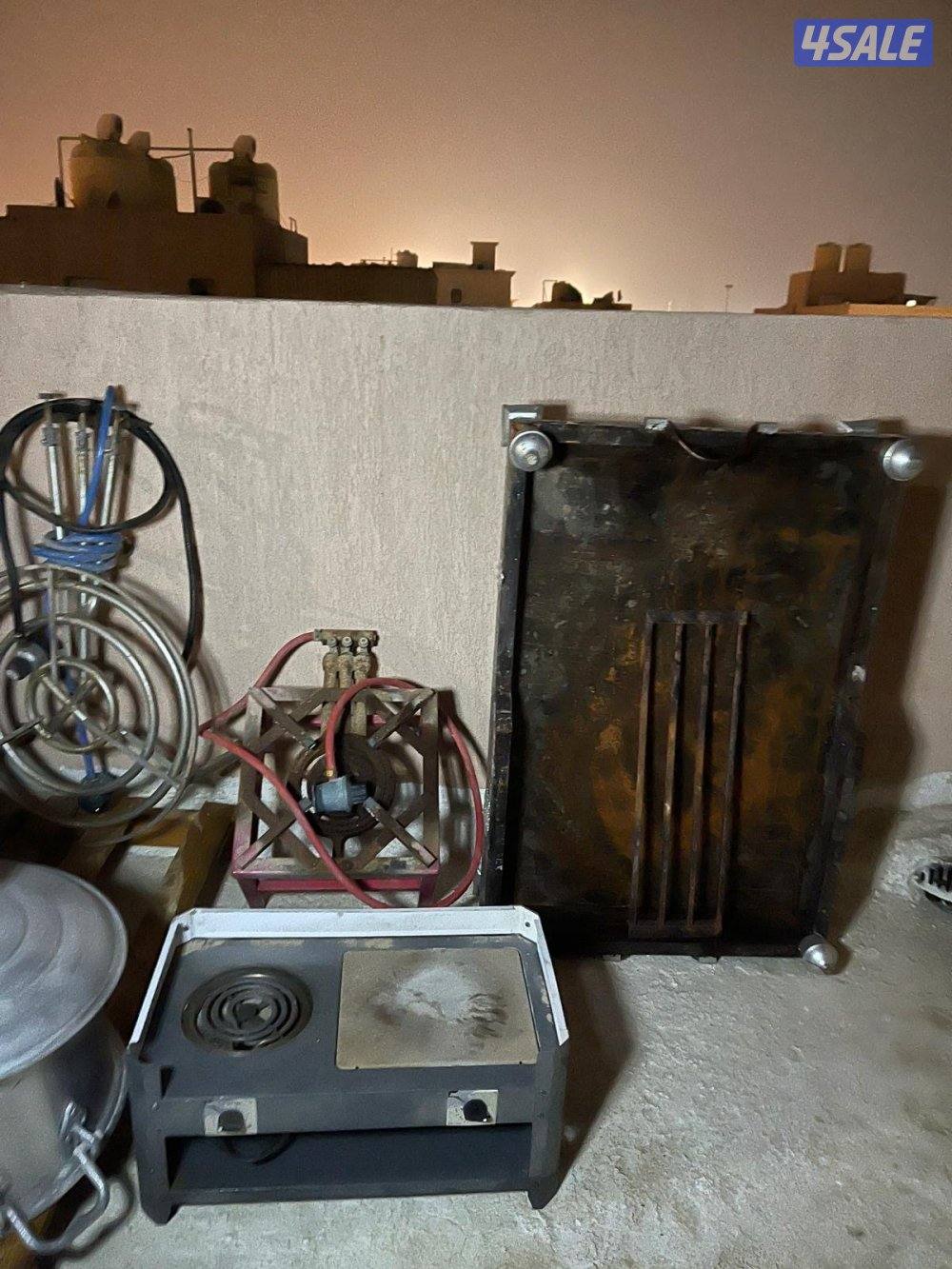 عده مطعم عباره عن جدور ومراكي طبخ ذبايح مع عدد من الصحون مع دوة فحم1