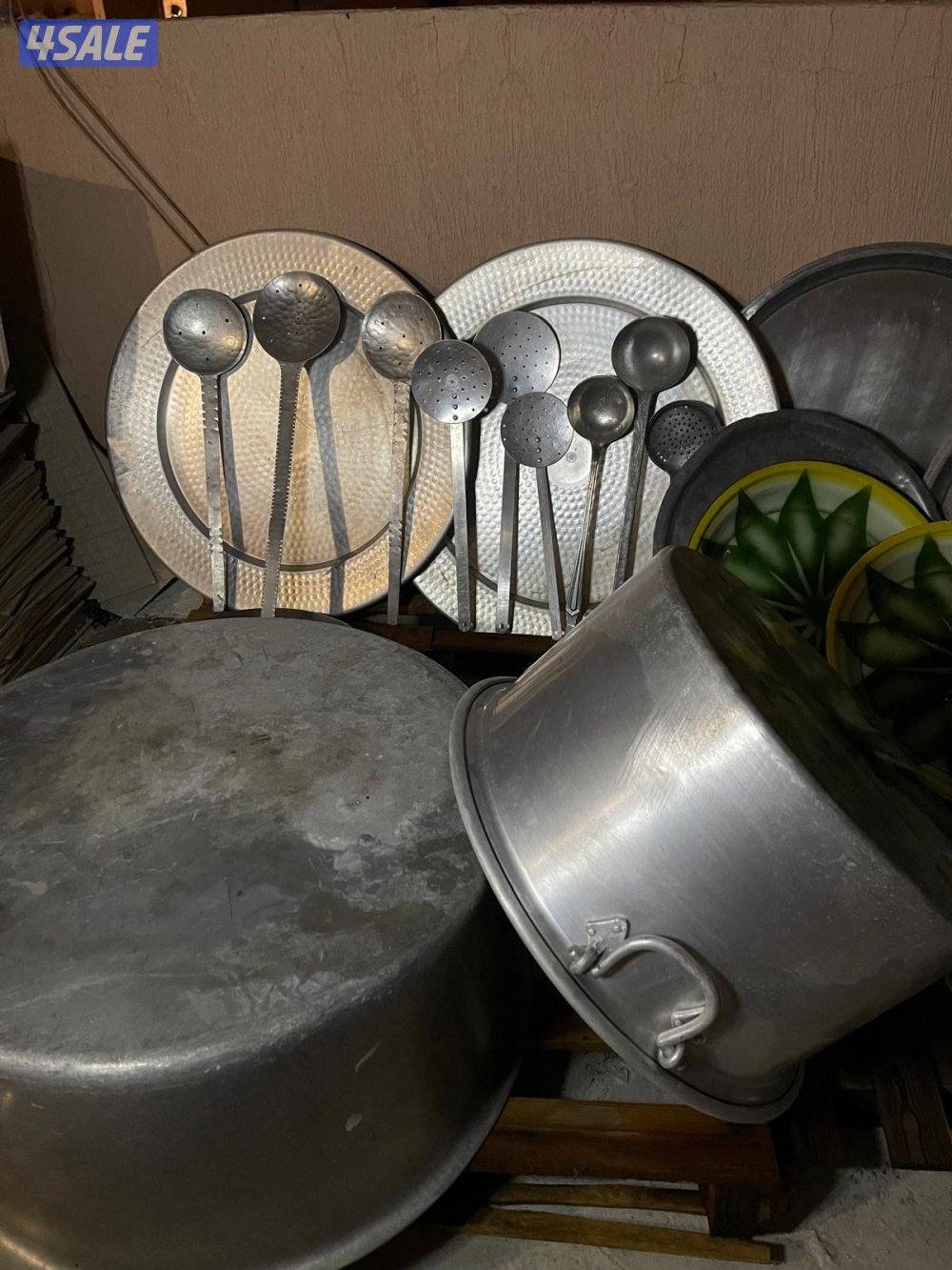 عده مطعم عباره عن جدور ومراكي طبخ ذبايح مع عدد من الصحون مع دوة فحم3