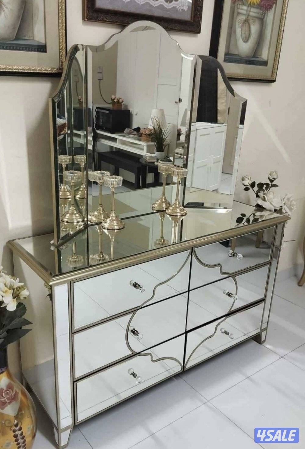 Home center drawer like new 150 and two table 25 kd hawally0