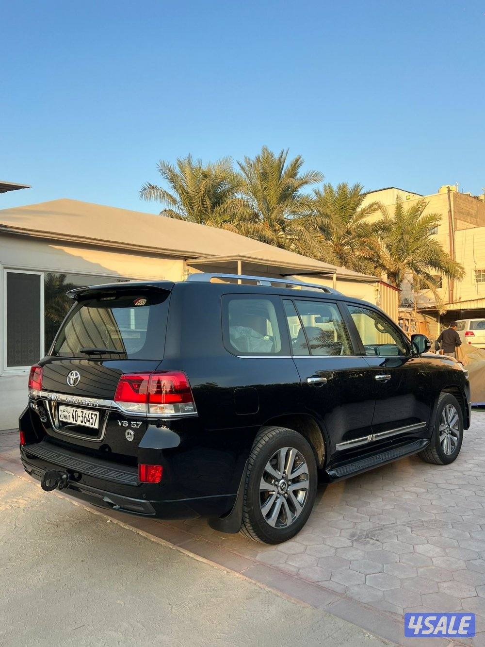 لاندكروزر 2017 صبغ الوكاله VX.R الساير عداد2580