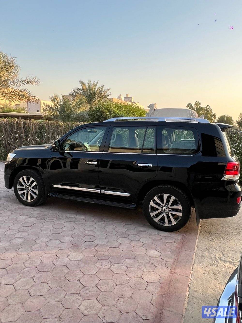 لاندكروزر 2017 صبغ الوكاله VX.R الساير عداد2581