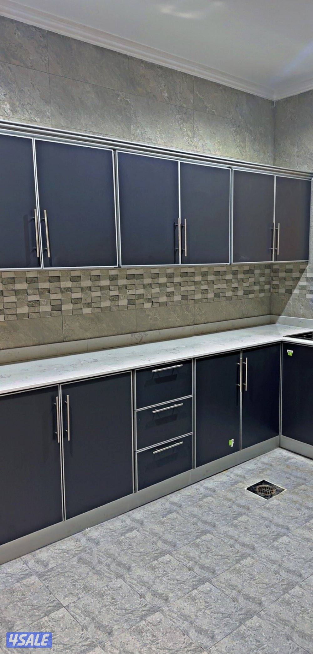 شقة دور ارضي من المالك مباشرة جديدة انسكنت شهر بس0