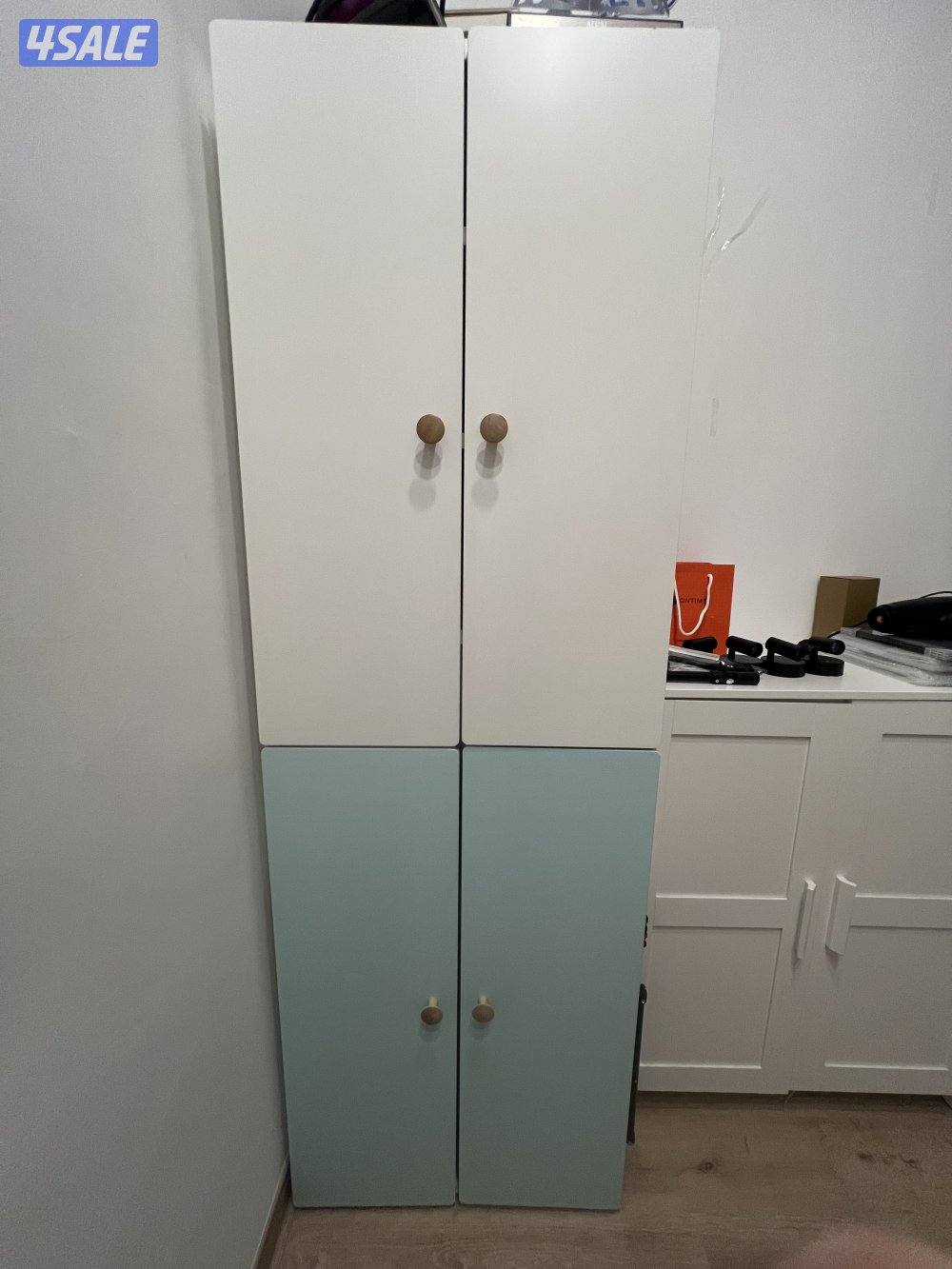 Wardrobe blue and white0