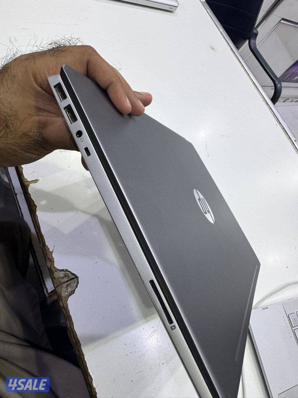 Hp intel i5 10Th generat
Ram 8GB
Ssd 512 GB M.2 
Nvdia 2GB MX 130
Scre4