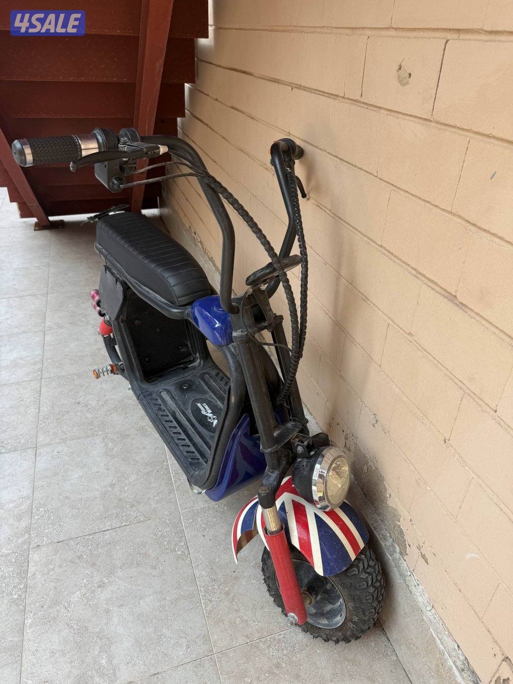 للبيع سكوتر مستعمل نضيف كلشي شغال فيه معادا الييت الامامي والهرن0