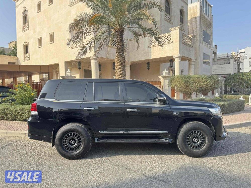 للبيع VXR وارد قطر موديل2017 عداد 276 صبغ الوكاله ماعدا قطعة تجميلي1