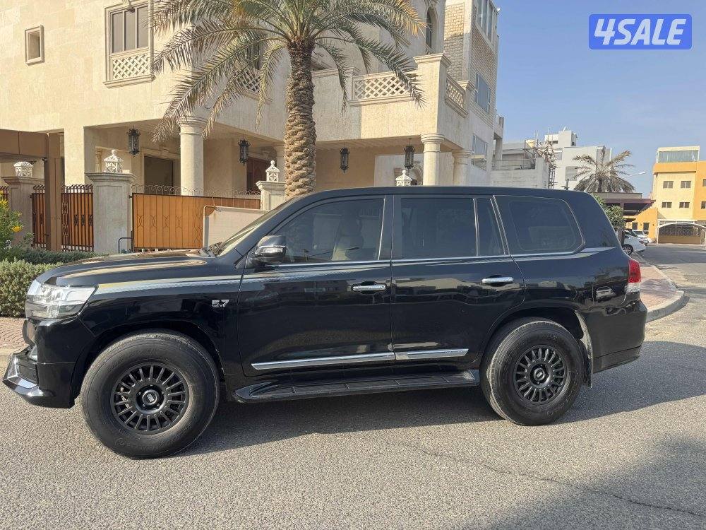 للبيع VXR وارد قطر موديل2017 عداد 276 صبغ الوكاله ماعدا قطعة تجميلي2