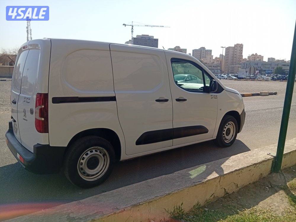 للبيع بيجو مقفل موديل ٢٠٢٤2