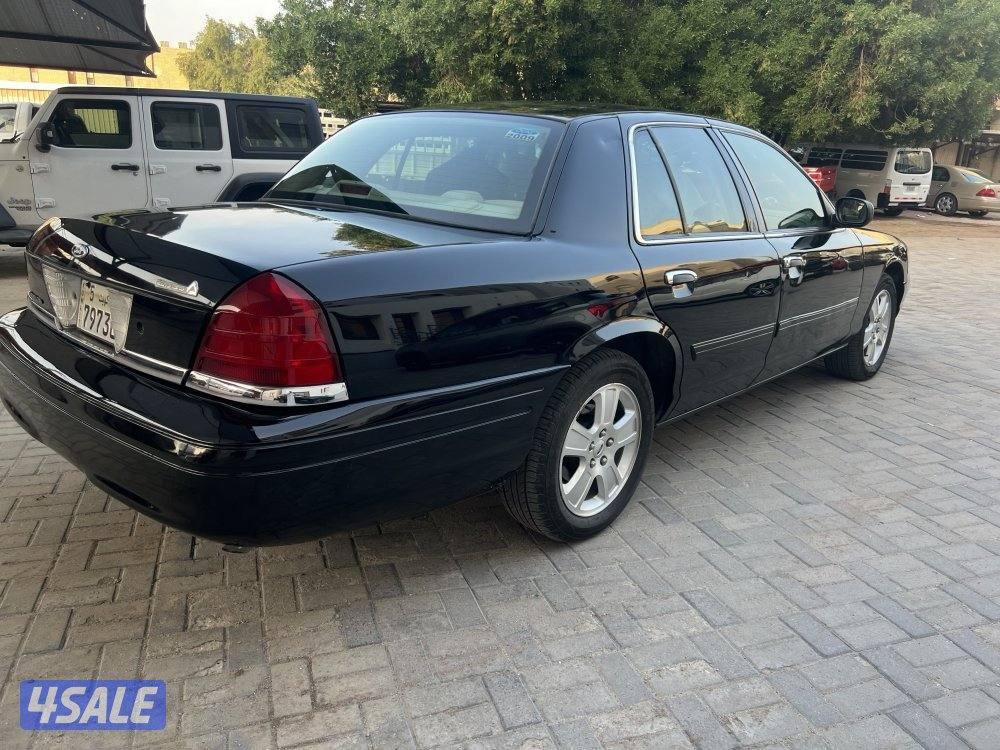 للبيع فورد فكتوريا موديل 2009 شرط الفحص ماشي 2243