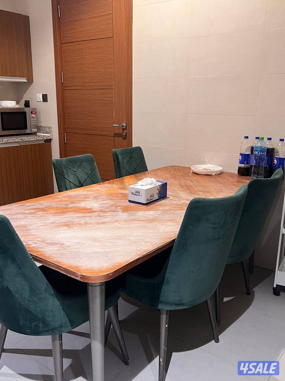 Dinning table with chairs0