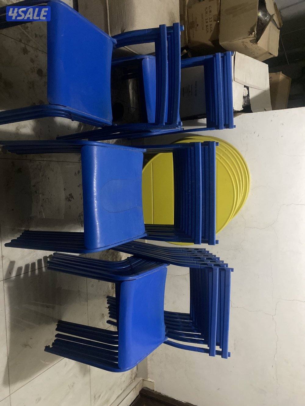 طاولات من إيكيا للبيع 6طاولات لونها أصفر 24 كرسي اللون أزرق طاولتين خش0