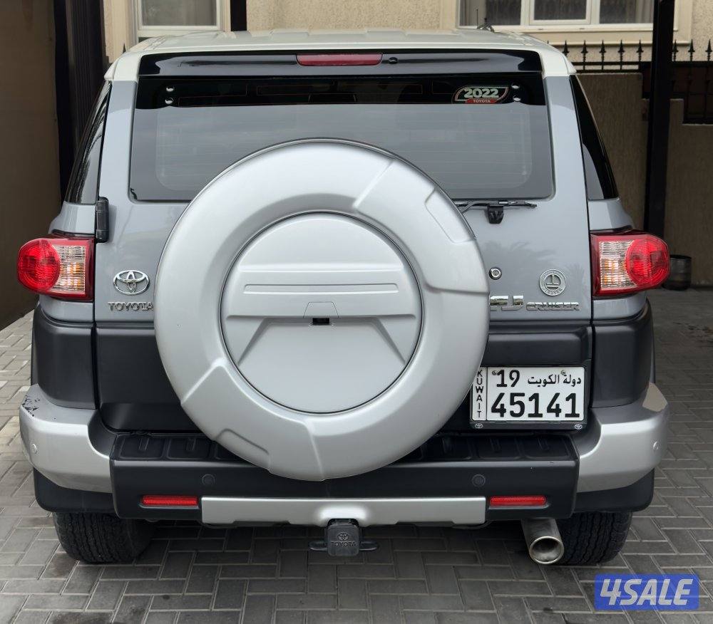 للبيع تويوتا  FJ  موديل 2022  لون رمادي ماشي 78274 سيرفس وكاله1