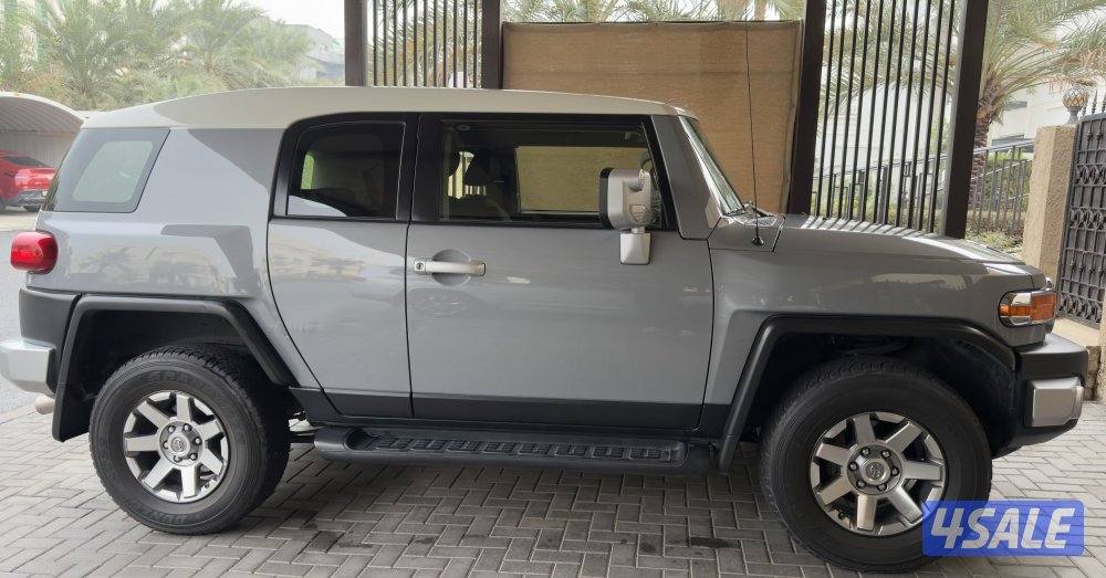 للبيع تويوتا  FJ  موديل 2022  لون رمادي ماشي 78274 سيرفس وكاله3