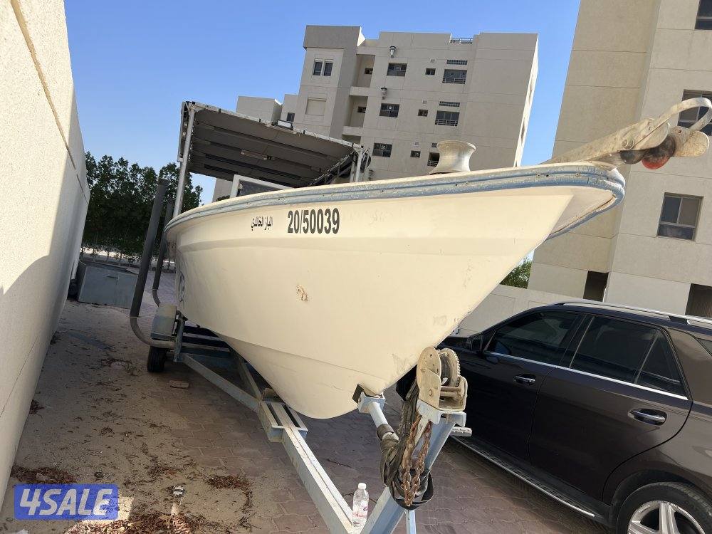 للبيع طراد بدون مكاين اماراتي ٣١ قدم موديل 2002 ونش مظله تانكي ماي0