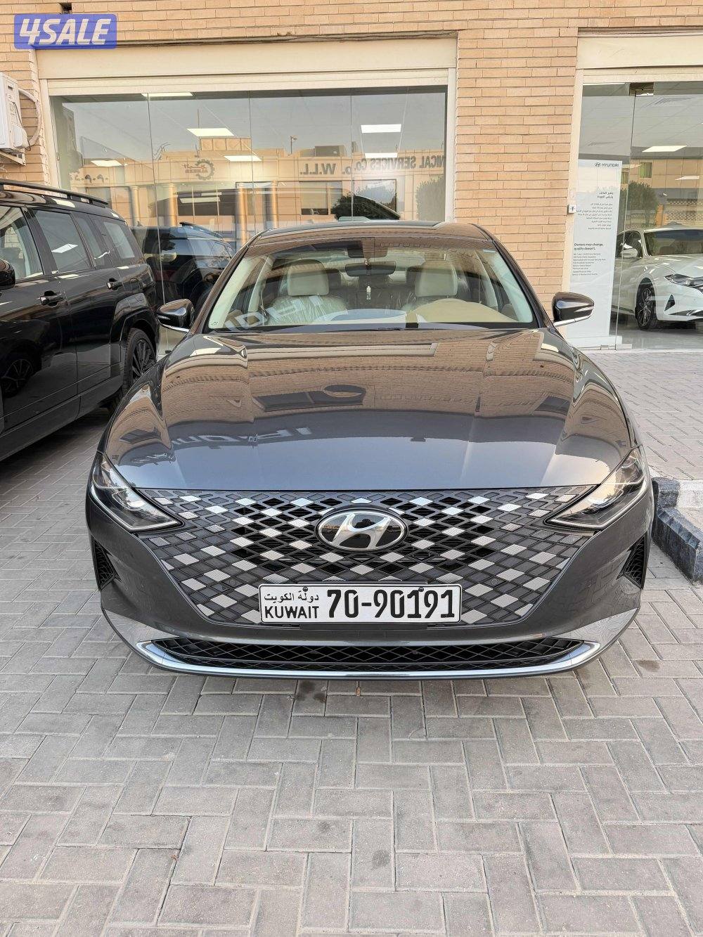 أزيرا 2023 مستعمل  نضيف جدا1