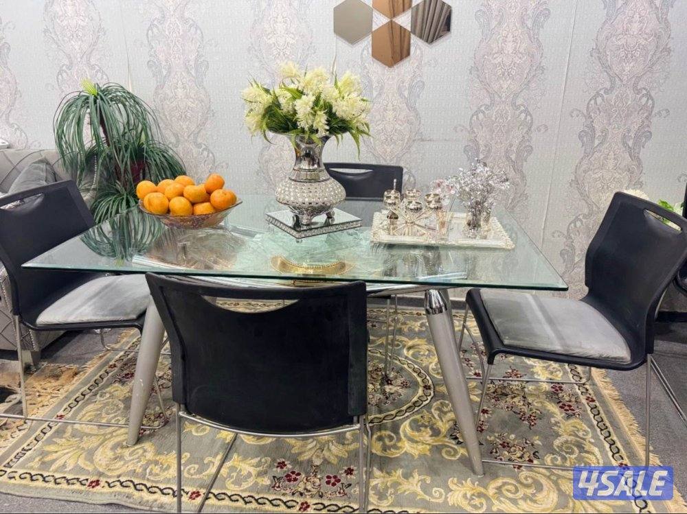 🌹Used dining table for sale in good condition. 4 or 6 chairs availabl0