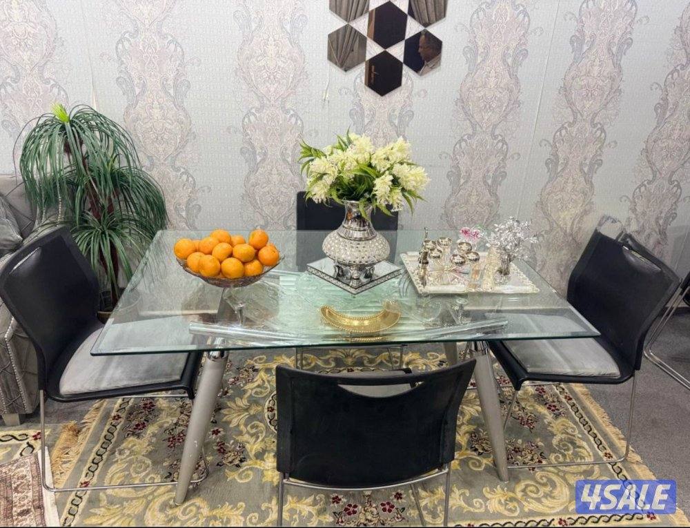 🌹Used dining table for sale in good condition. 4 or 6 chairs availabl1