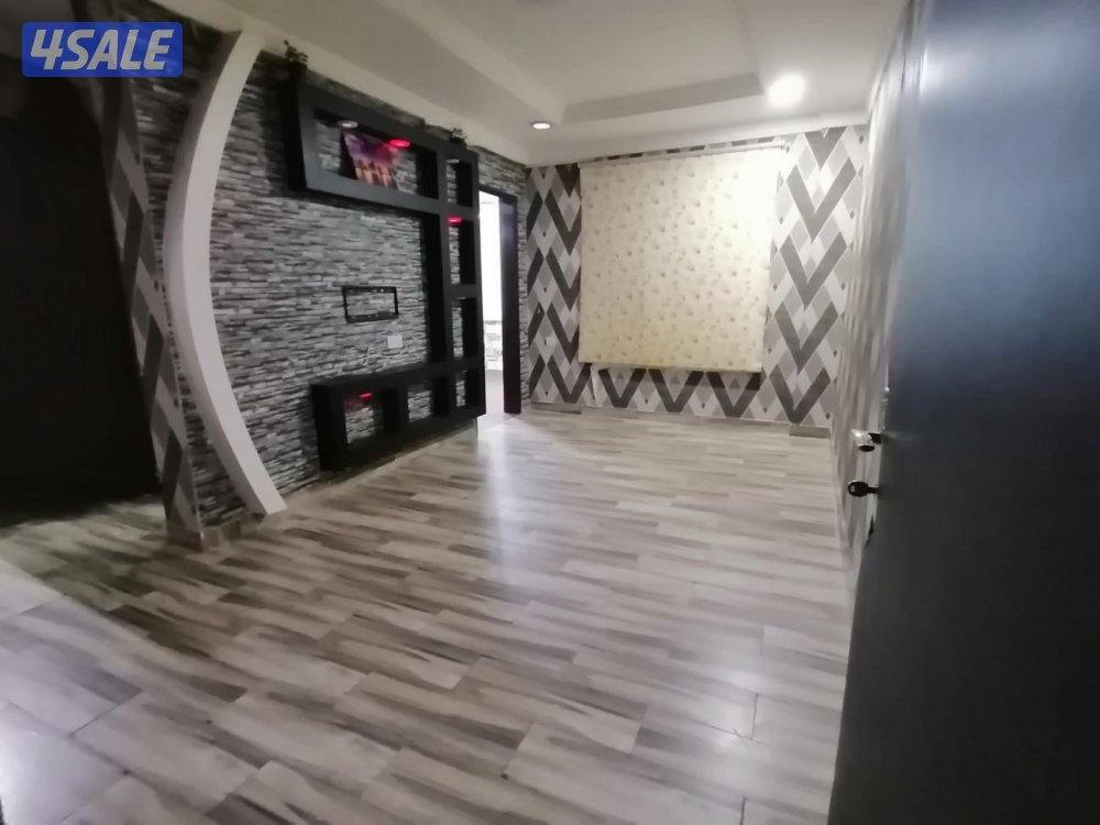 شقه غرفتين مستر صالة باركية ديكورات حمامين مطبخ مصافط متوفرة4