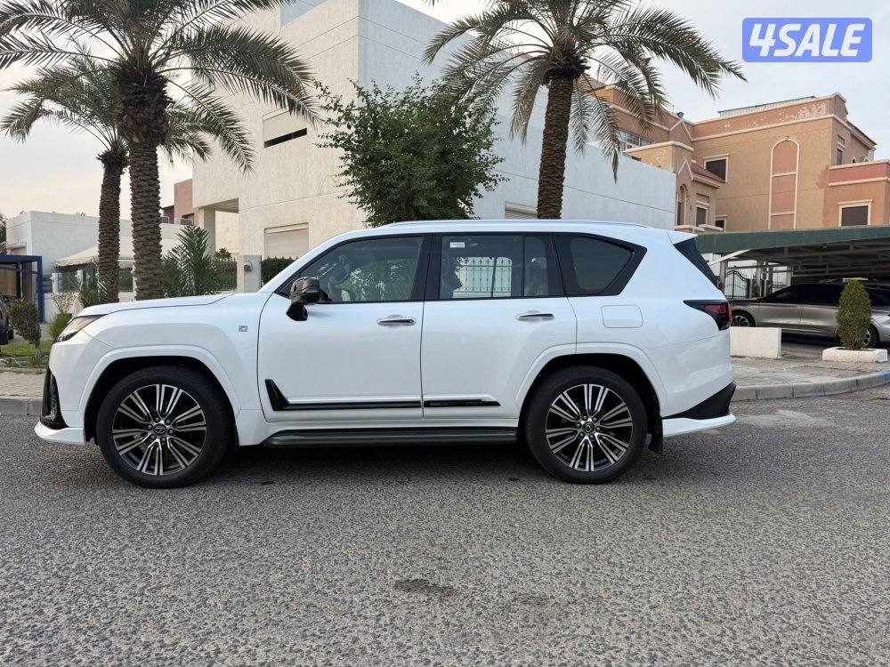 لكزس LX600 الساير درجه اولى 2025 بحاله الوكاله عداد 4000 كيلو0