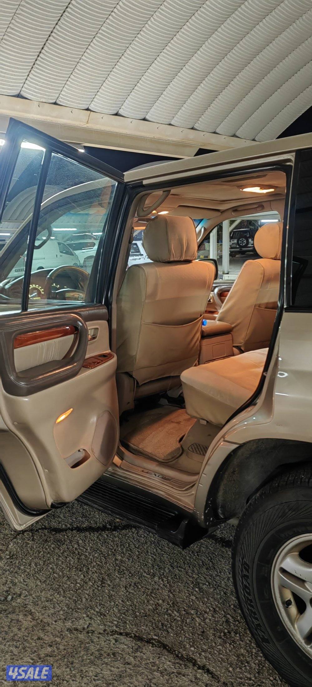 للبيع جيب لكزس موديل 2000 وكاله6