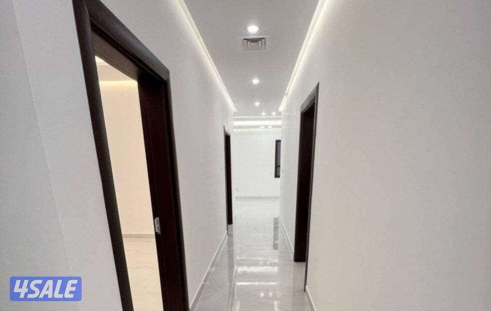 الدور مكون من شقتين كل شقه عباره عن خمس غرف نوم خمس حمامات غرفة غسيل0