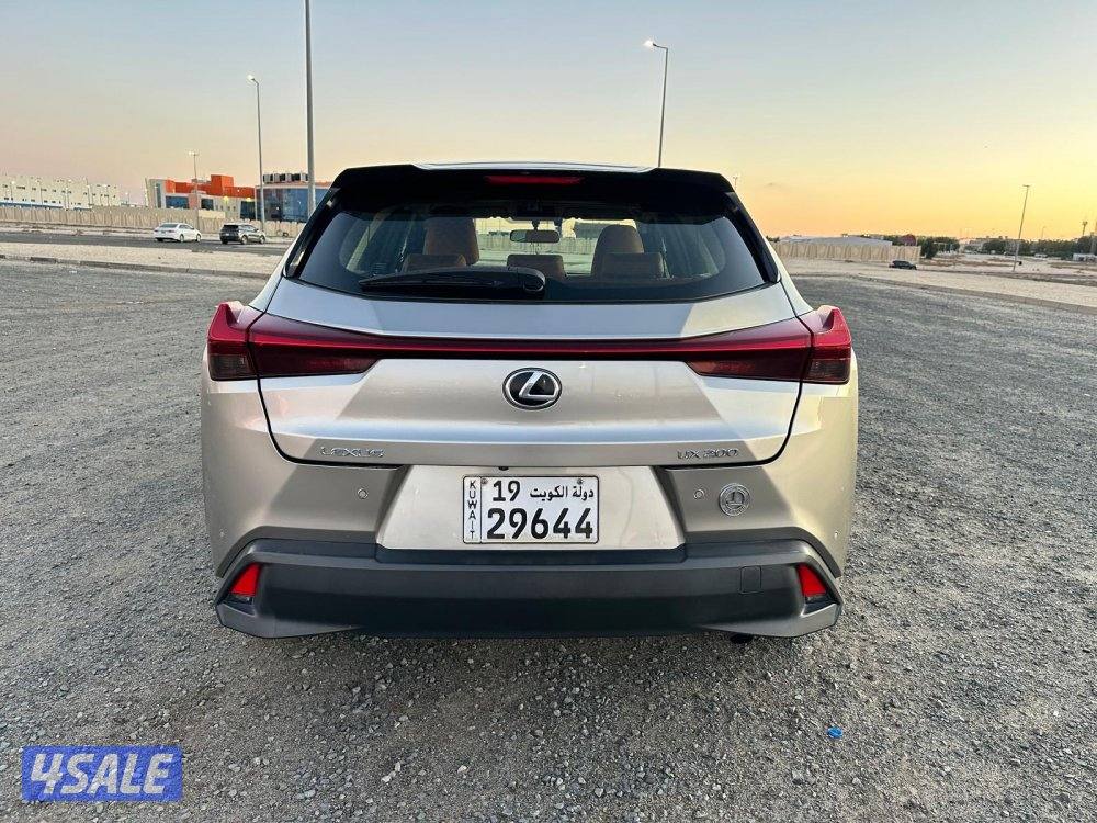 جيب لكزس UX 200 موديل ٢٠٢٠ صبغ وكالة و عداد قليل3