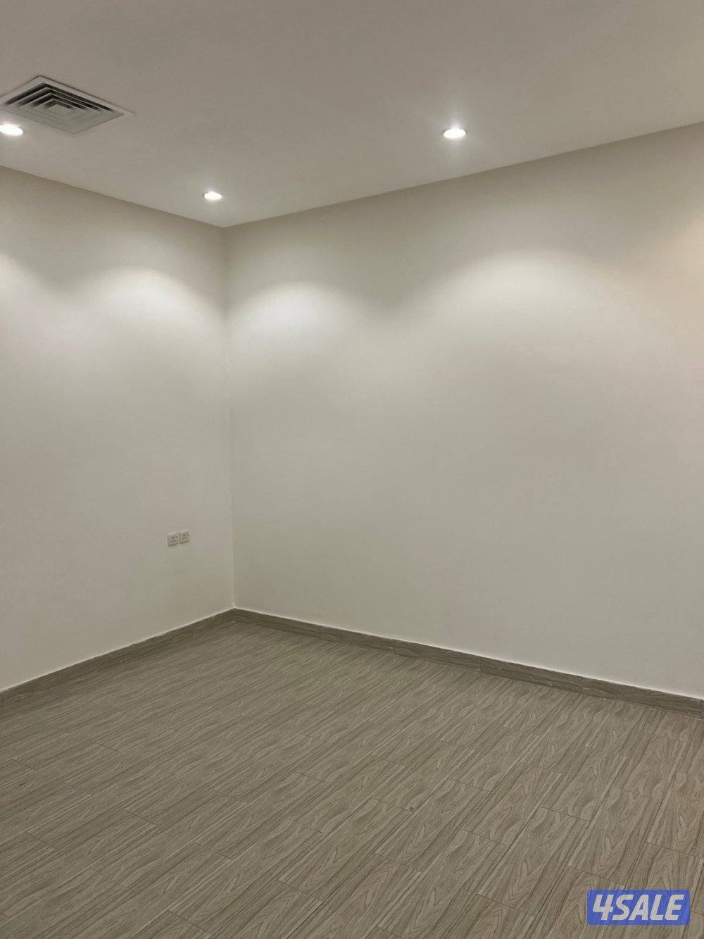 للايجار دور ارضي بالمنقف قطعه1 قريب من البحر سوبرديلوكس بجانب الخدمات1