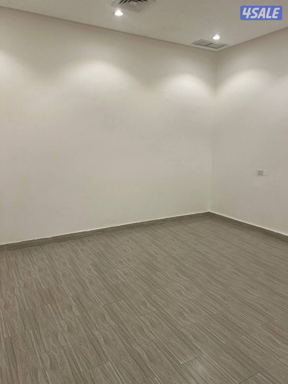 للايجار دور ارضي بالمنقف قطعه1 قريب من البحر سوبرديلوكس بجانب الخدمات3