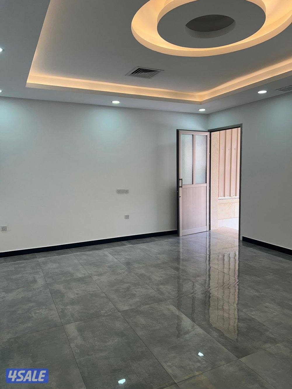 للايجار دور ارضي بالمنقف قطعه1 قريب من البحر سوبرديلوكس بجانب الخدمات10