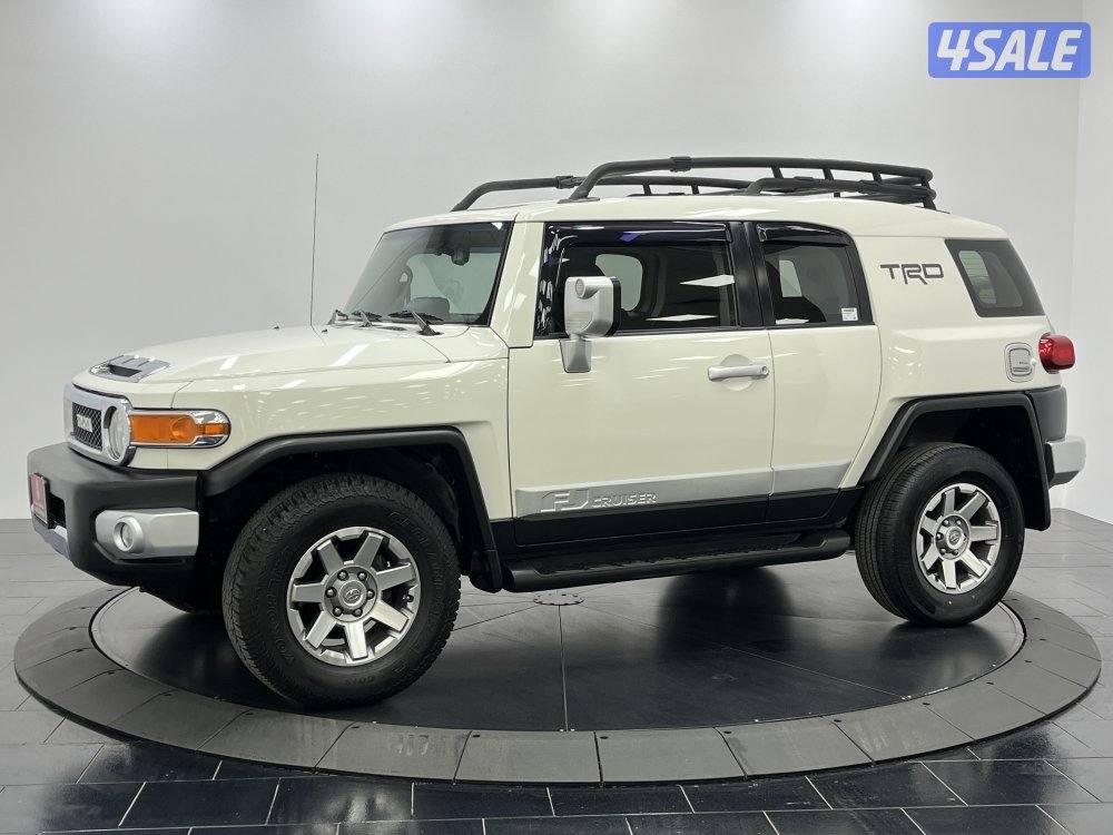 TOYOTA FJ CRUISER WITH TRAILER HITCH0